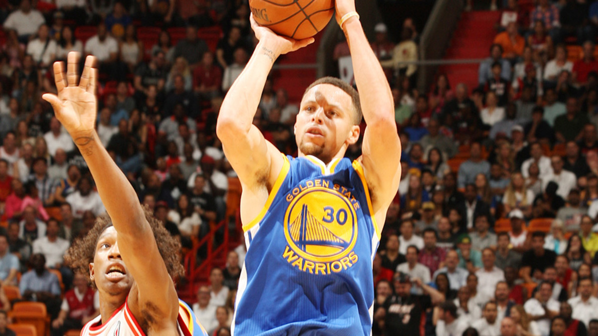 Video: Stephen Curry ties record, hits 3 in 127th straight game ...