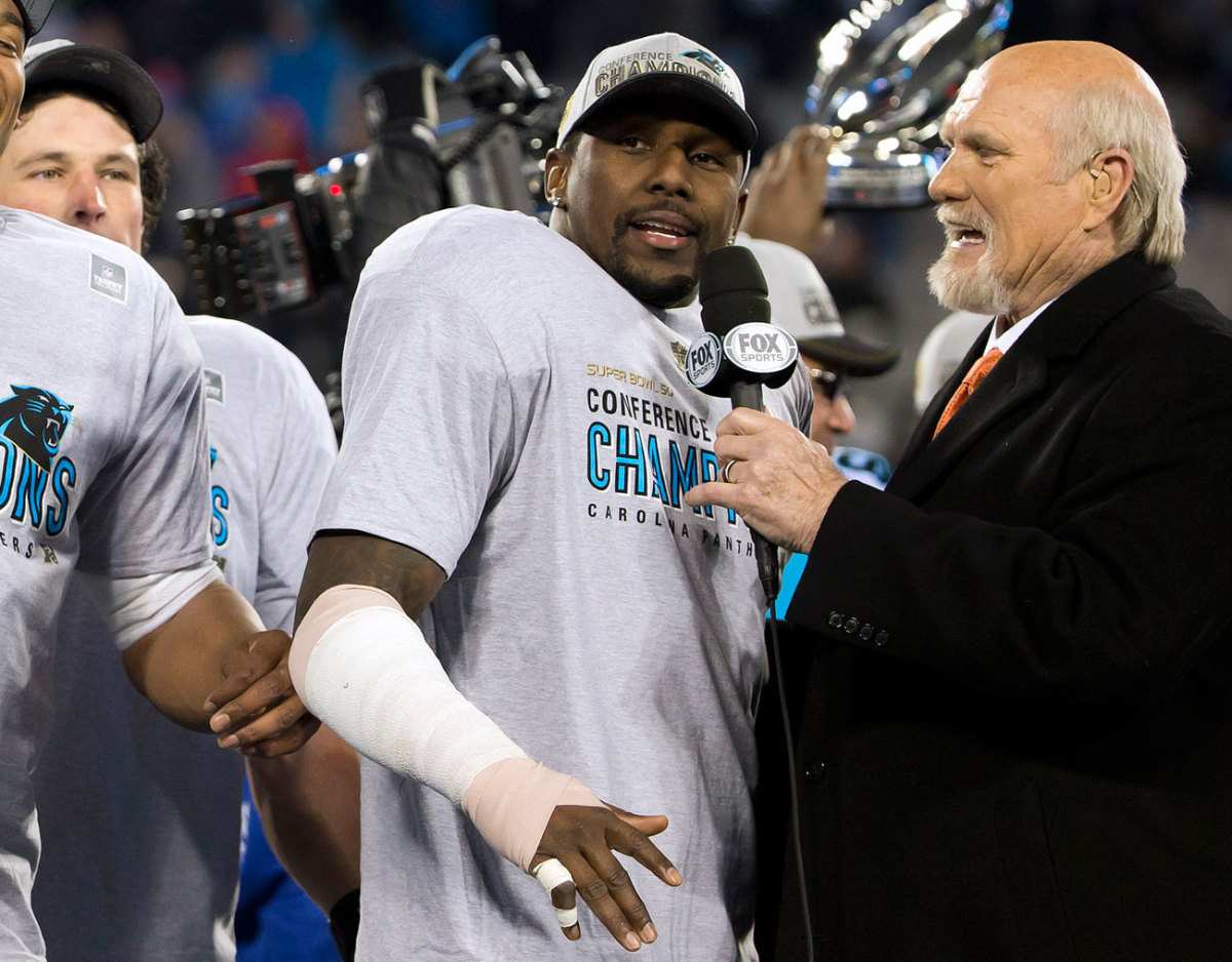 His right arm wrapped, Davis spoke with Terry Bradshaw during the postgame ceremonies. 