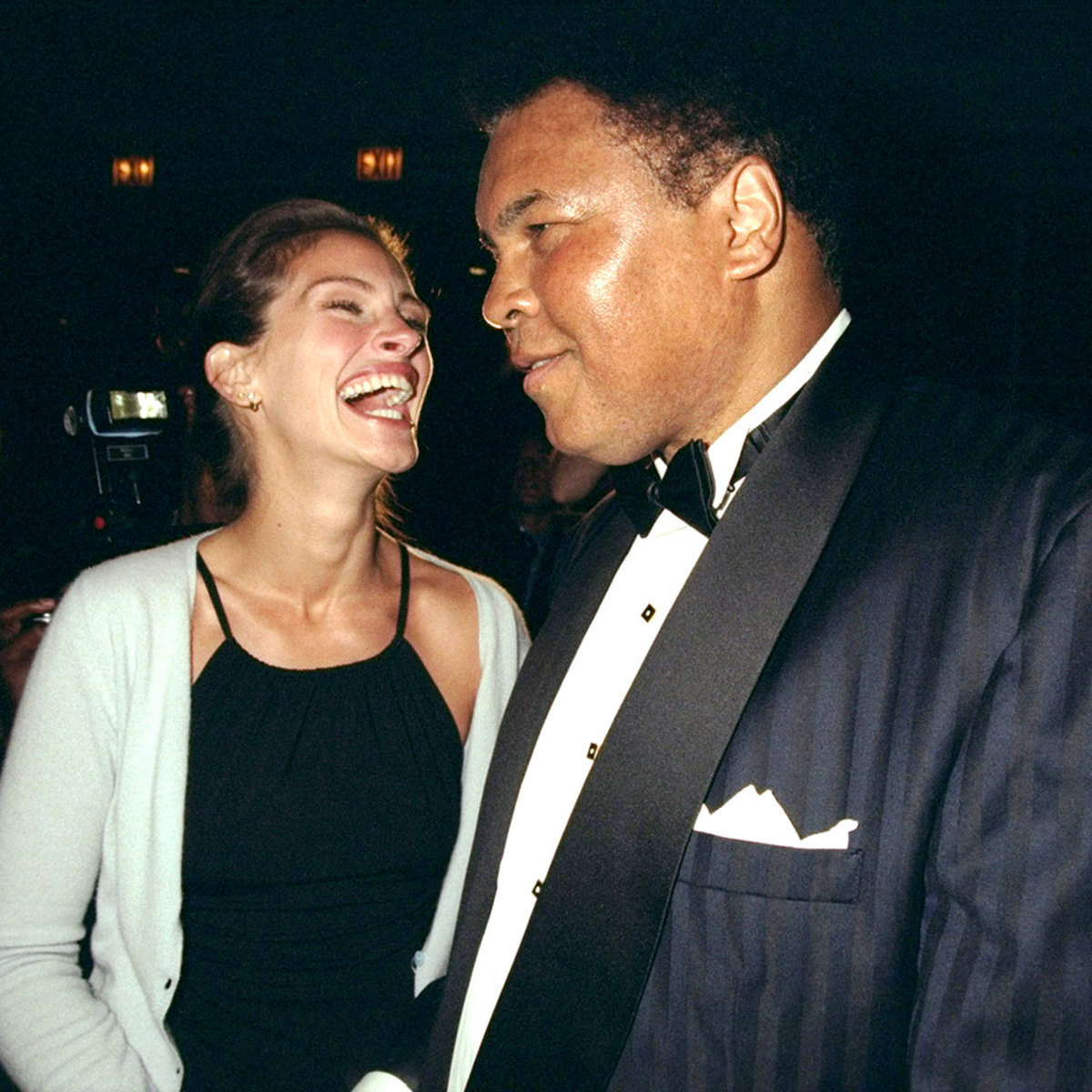 1998-0928-Julia-Roberts-Muhammad-Ali.jpg