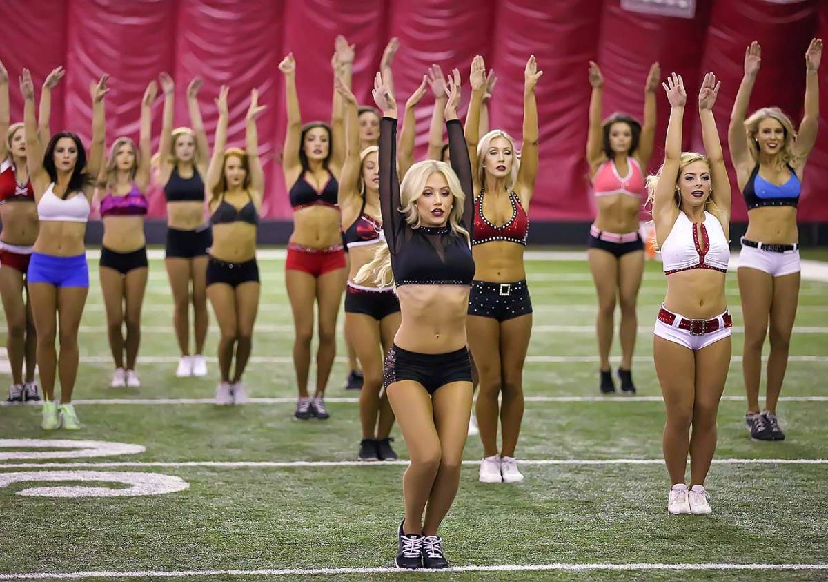 Arizona-Cardinals-cheerleaders-Cards_Cheer_100415-YDX_1011 – The