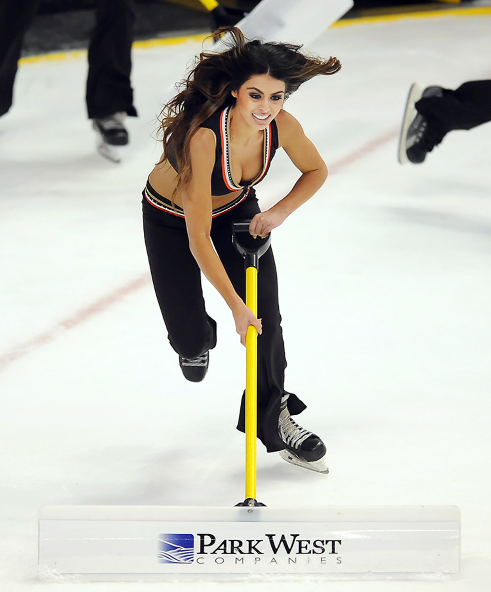 Anaheim-Ducks-Power-Players-Ice-Girls-506150106026_Maple_Leafs_at_Ducks.jpg