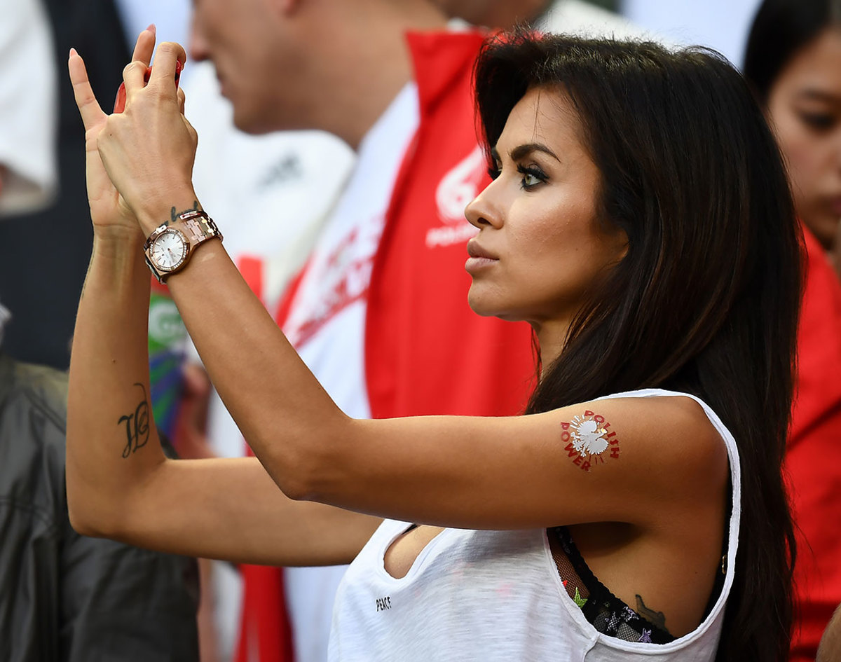 Poland-female-fan-GettyImages-540699632_master.jpg