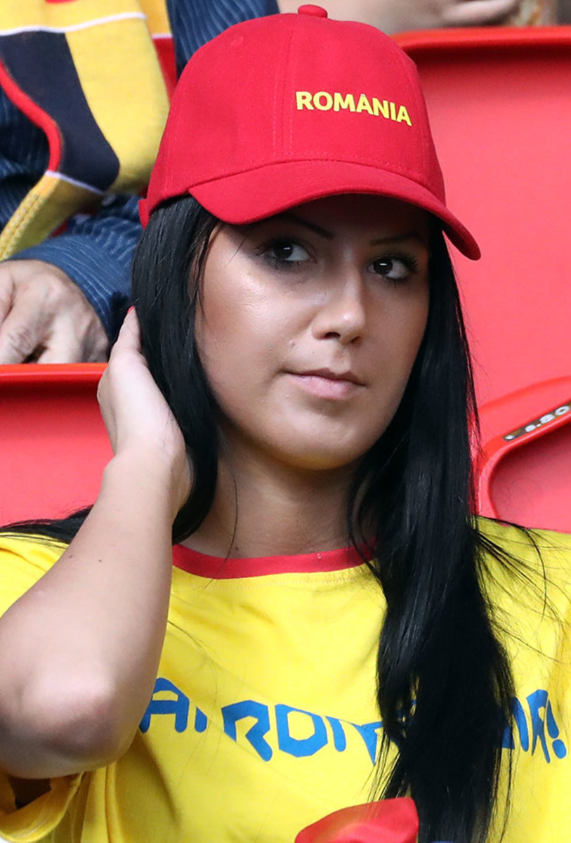 Romania-female-fan-GettyImages-540650412_master.jpg