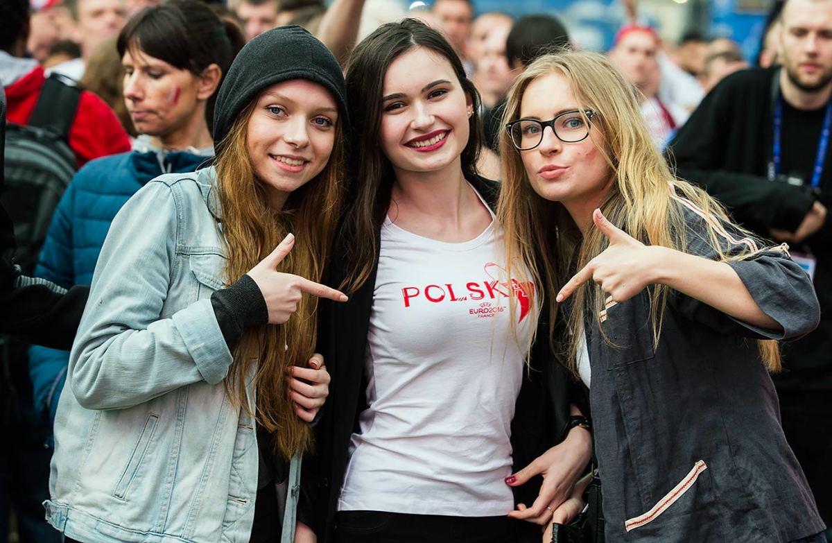 Poland-female-fans-GettyImages-539567640_master.jpg