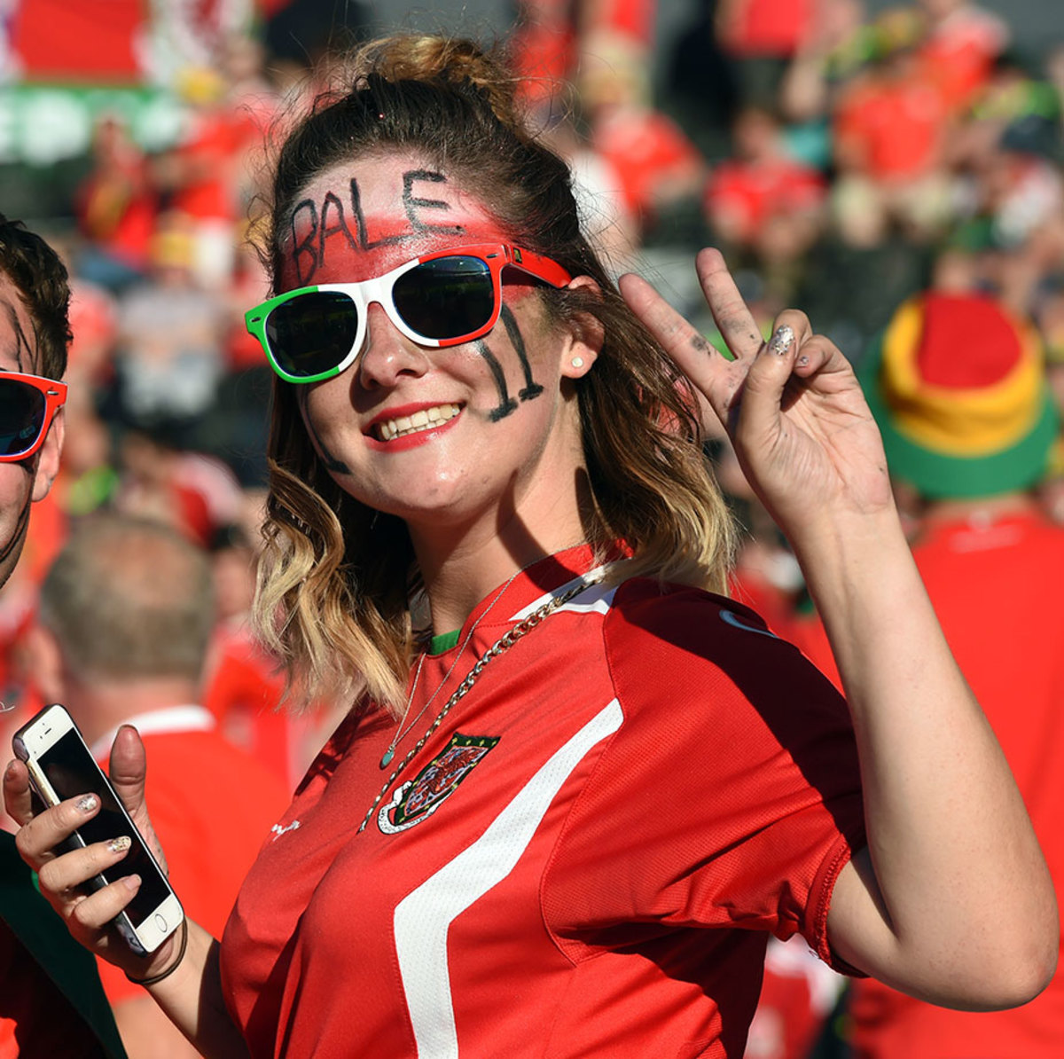 Wales-female-fan-GettyImages-541800630.jpg