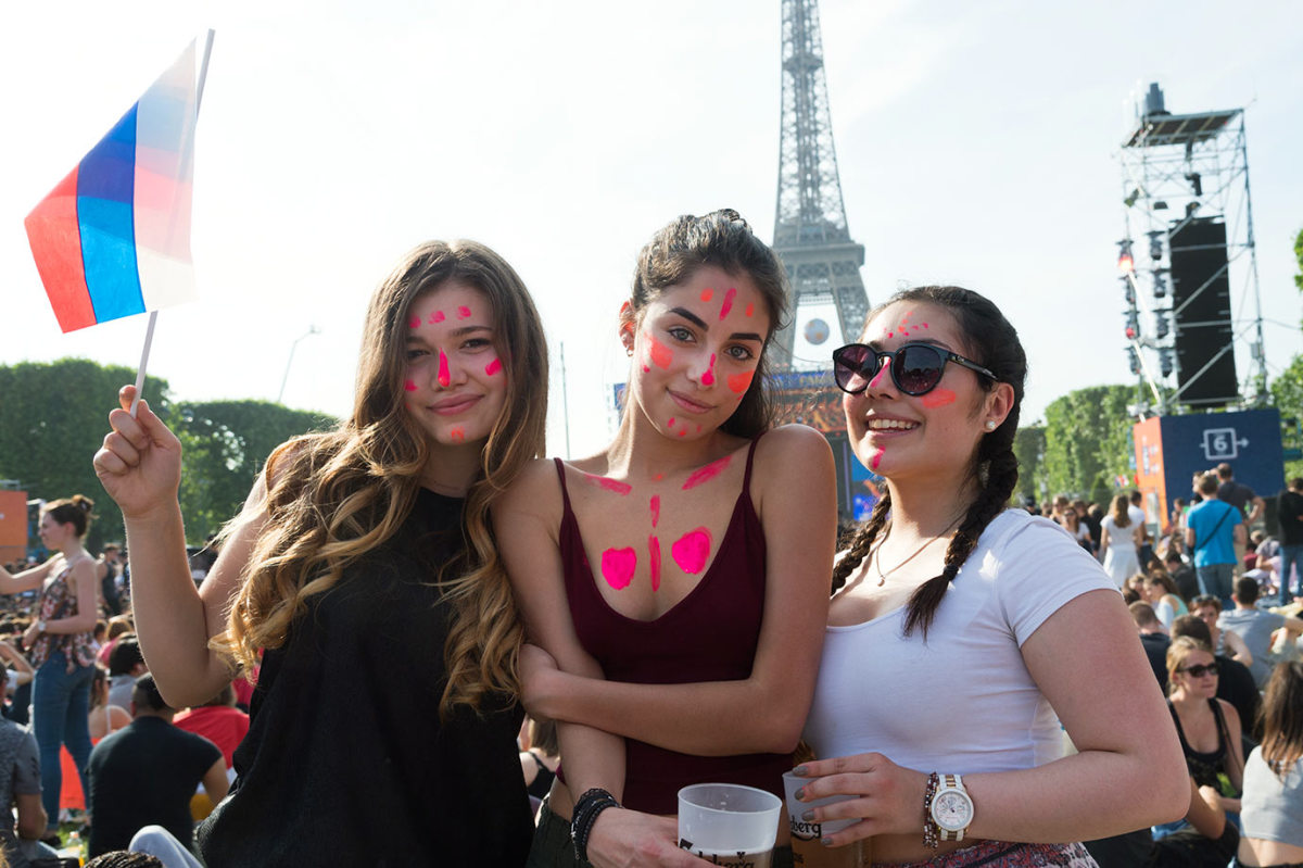 Russia-female-fans-GettyImages-539304600_master.jpg