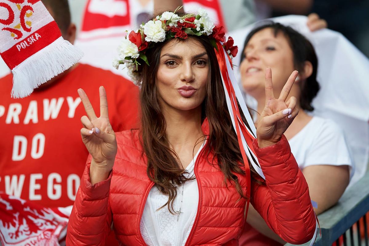 Poland-female-fan-540776838.jpg