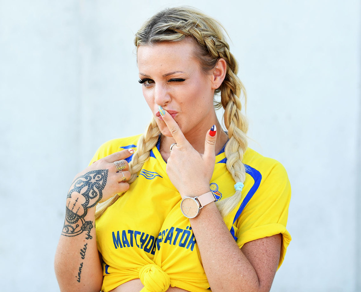 Sweden-female-fan-GettyImages-542143814.jpg