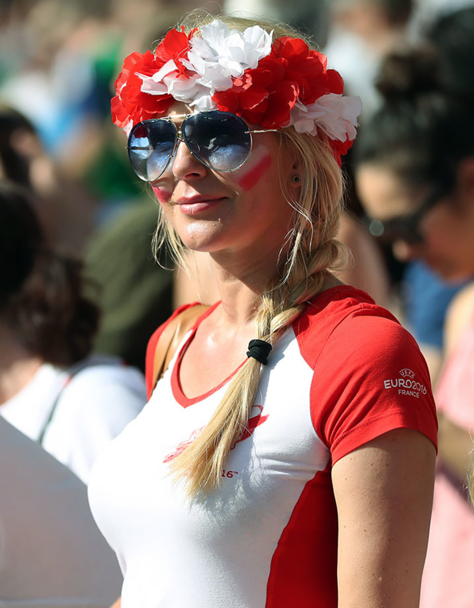 Poland-female-fan-GettyImages-539864468_master.jpg