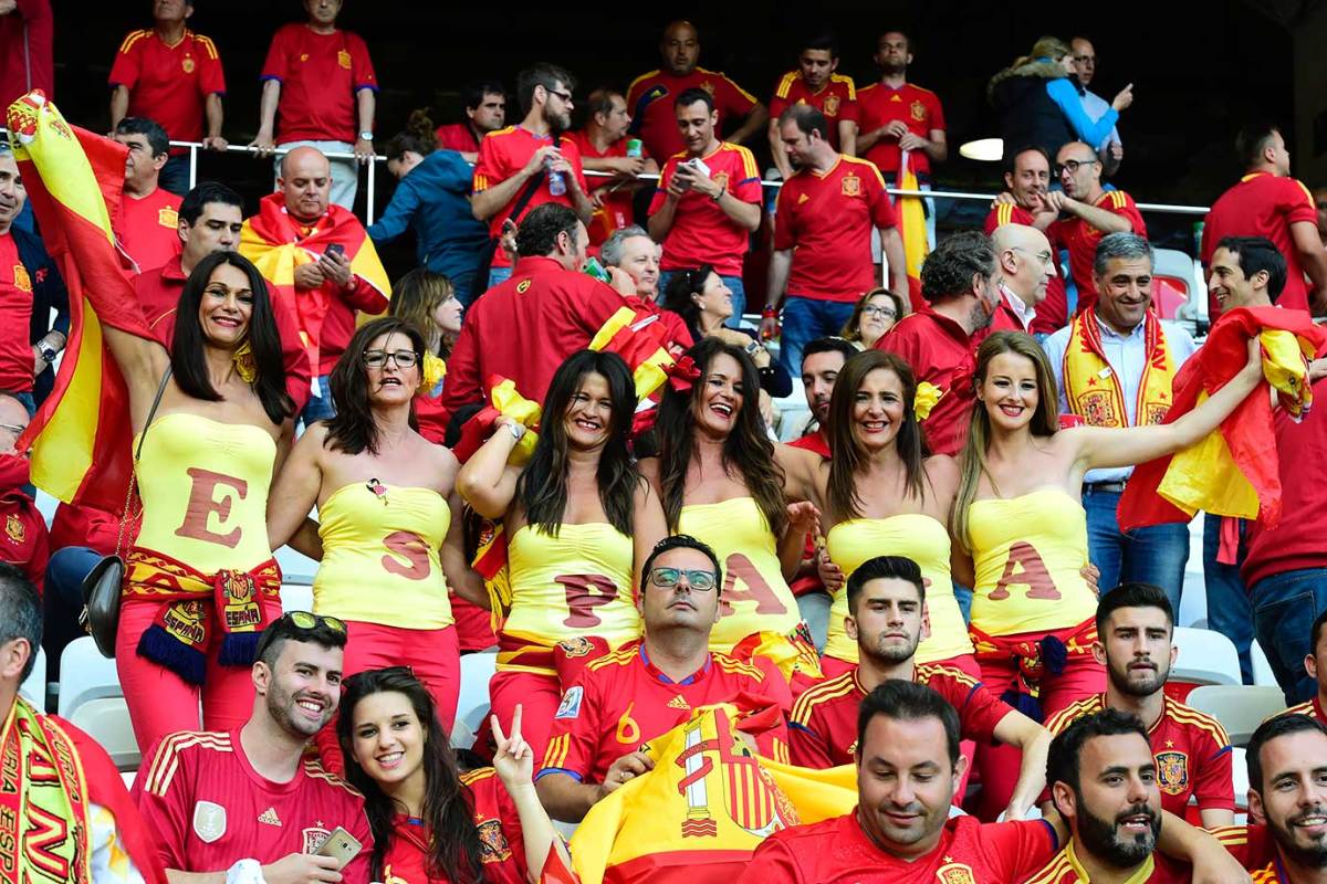 Spain-female-fans-GettyImages-540927676_master.jpg