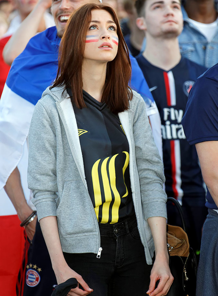 France-female-fan-GettyImages-540453376_master.jpg