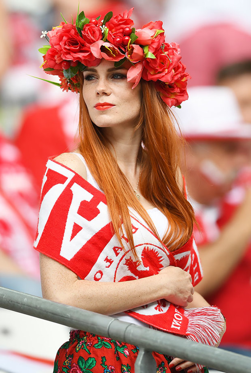 Poland-female-fan-GettyImages-541940706_master.jpg