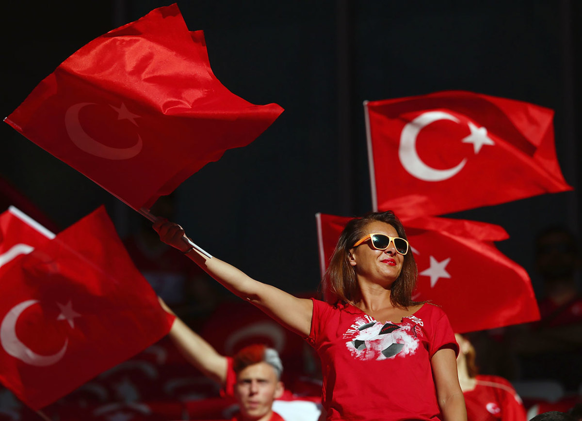 Turkey-female-fan-540926350.jpg