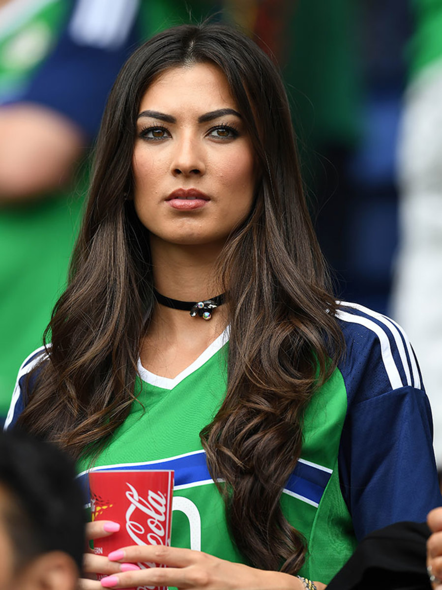 Northern-Ireland-female-fan-541941830.jpg