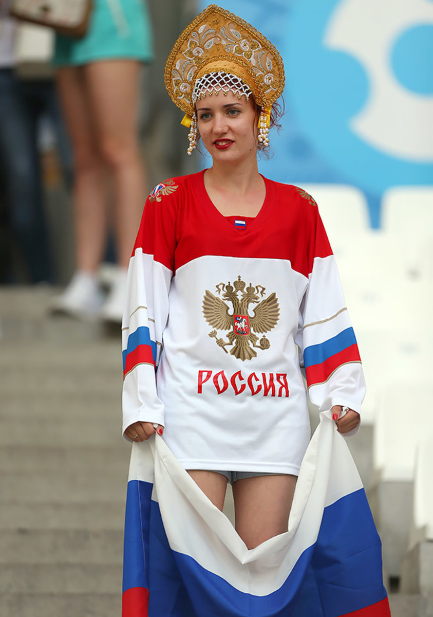 Russia-female-fan-GettyImages-539919140_master.jpg