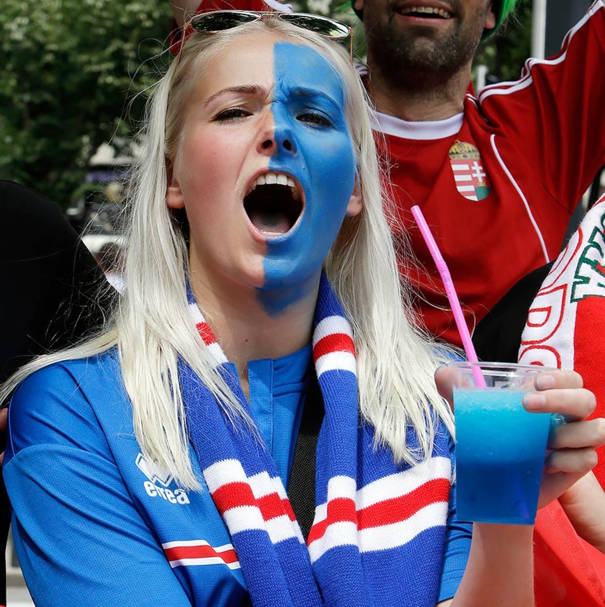 Iceland-female-fan-537cee2eeb114e368c8a66f87e9dfb78-0.jpg