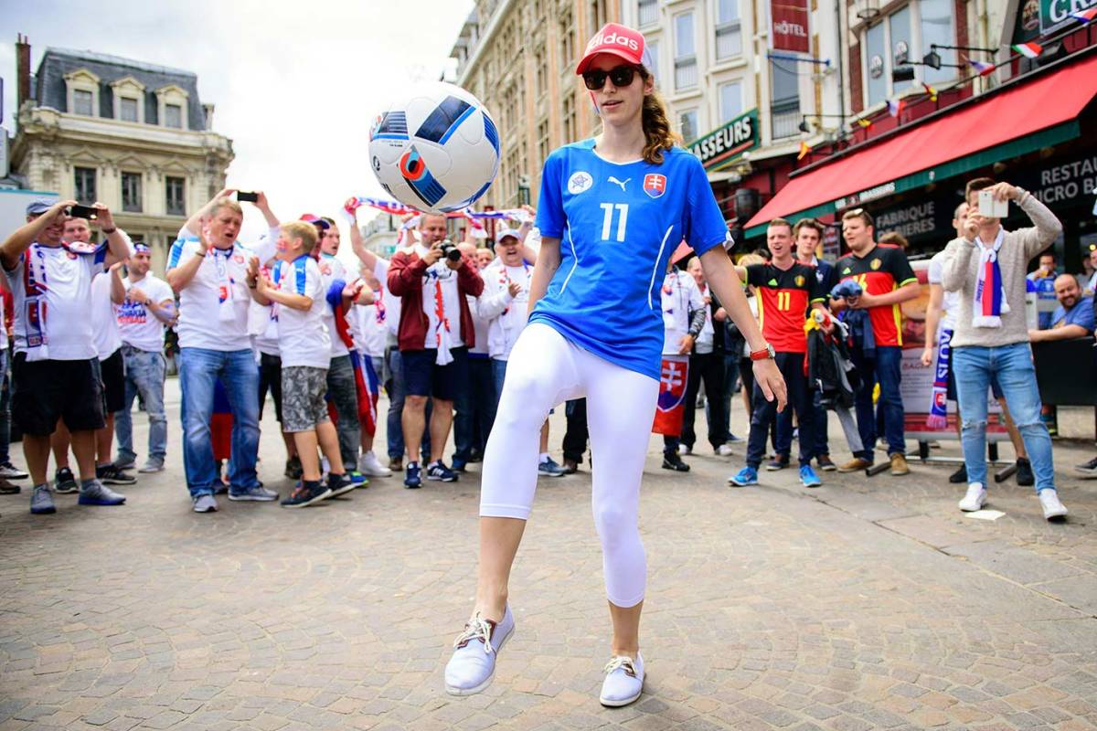 Slovakia-female-fan-GettyImages-540301714_master.jpg