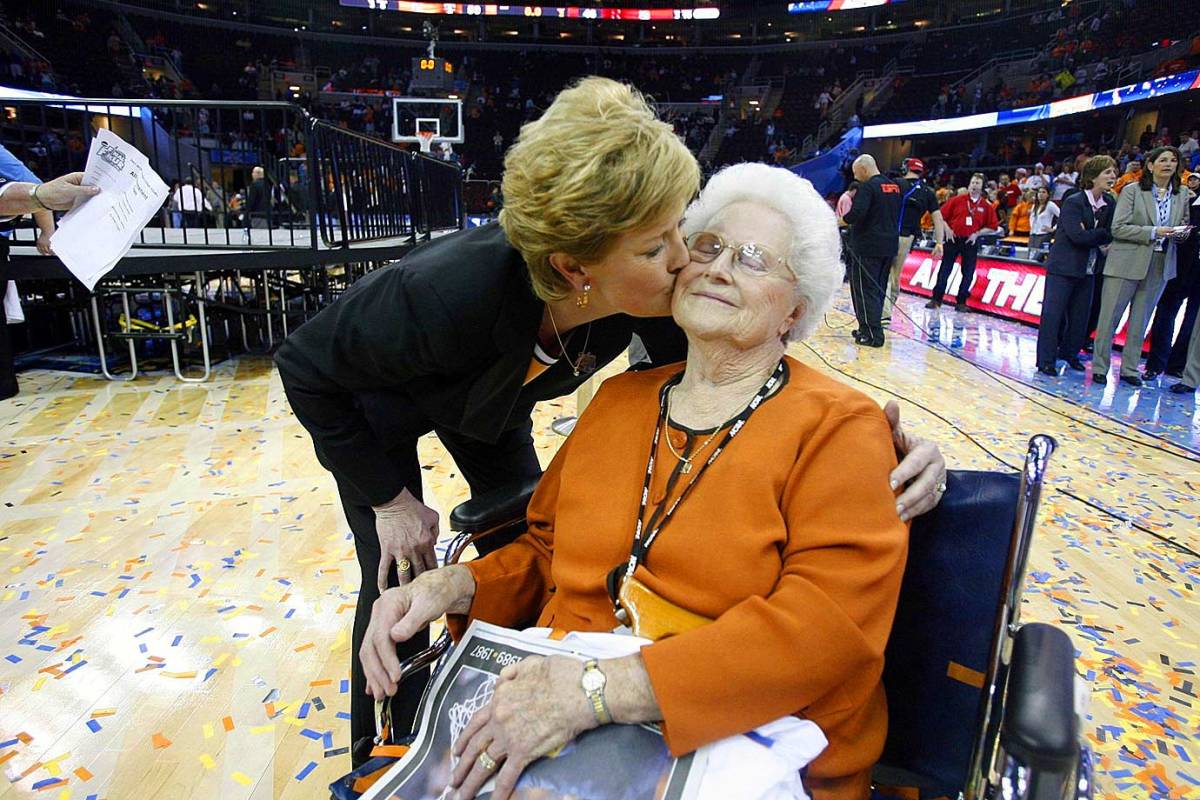 2007-0403-Pat-Summitt-mom-Hazel-kiss-016893465.jpg