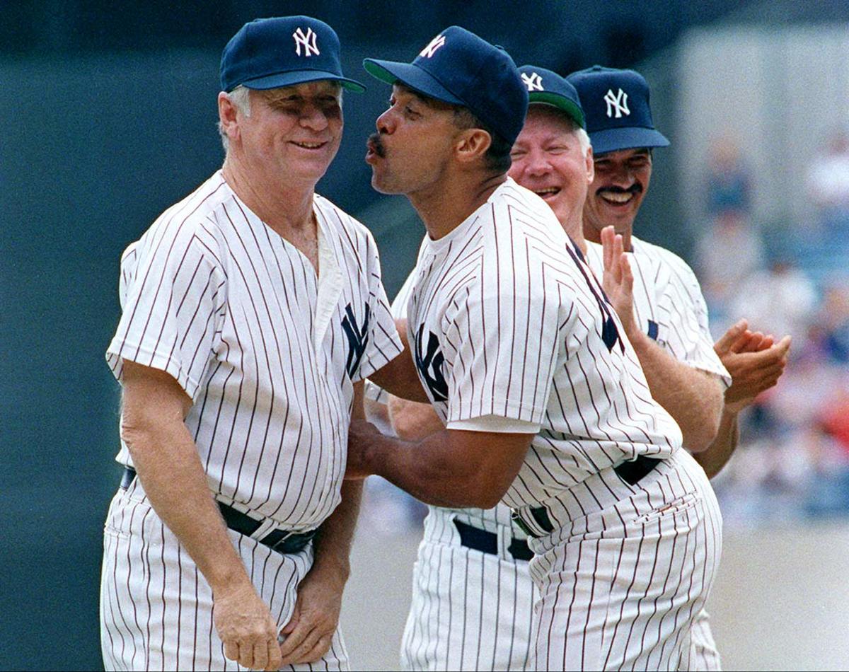 1995-0809-Reggie-Jackson-Mickey-Mantle-kiss.jpg