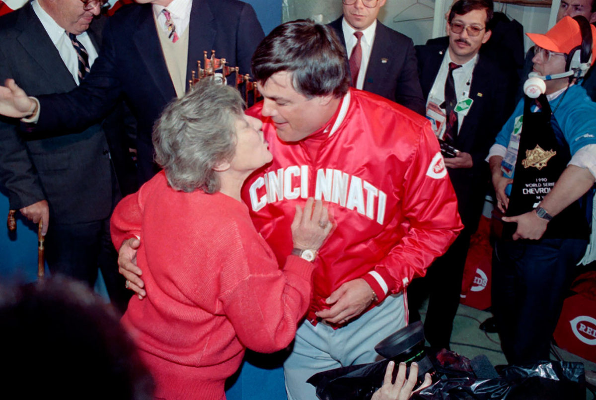 1990-1021-Marge-Schott-Lou-Piniella-kiss.jpg