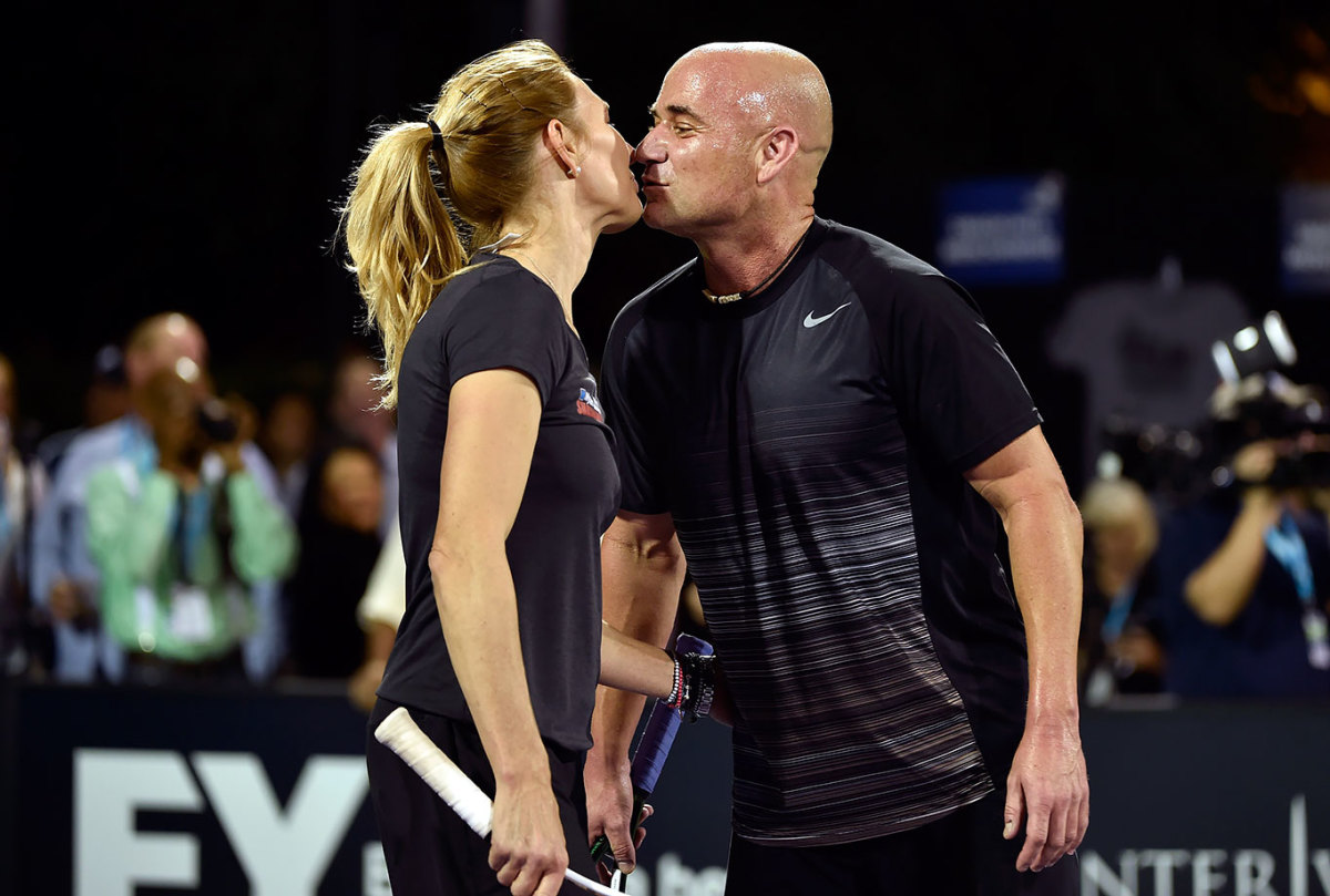 2015-1012-Steffi-Graf-Andre-Agassi-kiss.jpg