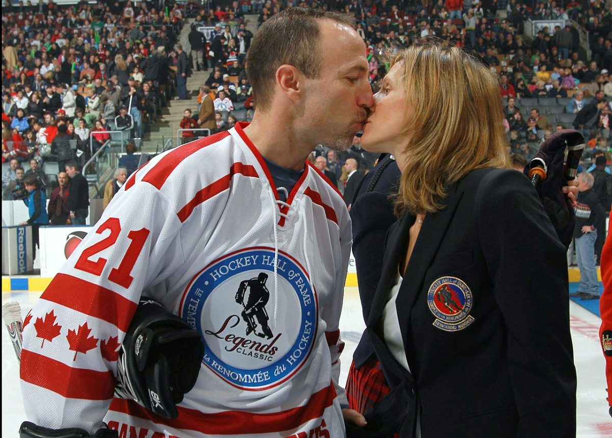 2010-1107-Ray-Ferraro-Cammi-Granato-kiss.jpg