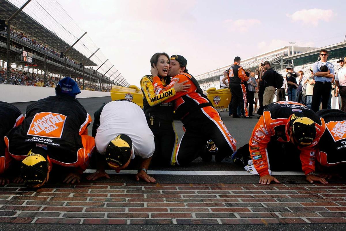 2007-0729-Tony-Stewart-Victory-Lane-kiss.jpg