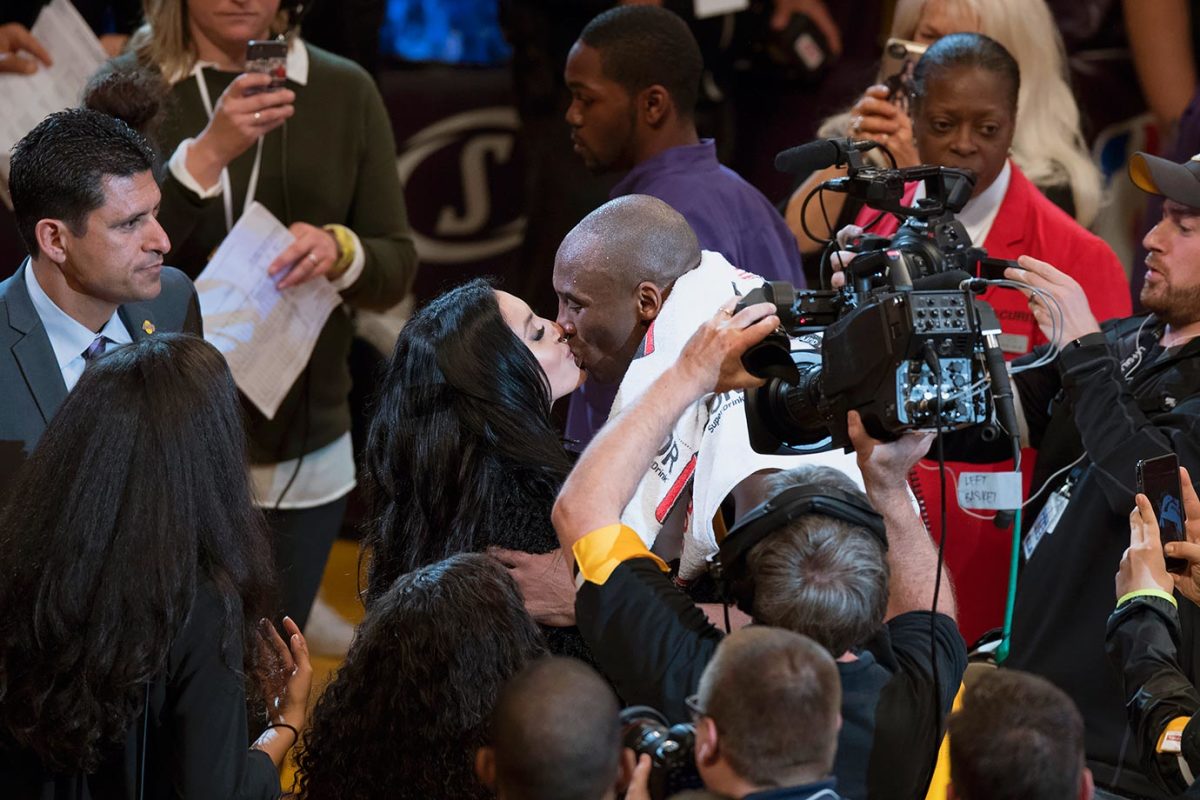 2016-0413-Kobe-Bryant-wife-Vanessa-kiss-SI326_TK1_02664.jpg