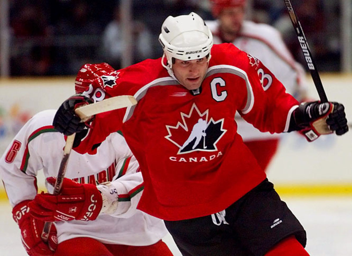 Eric Lindros takes long-expected place in Hockey Hall of Fame