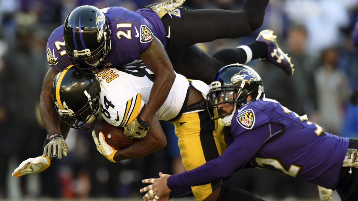 Wide receiver Qadry Ismail of the Minnesota Vikings waits between