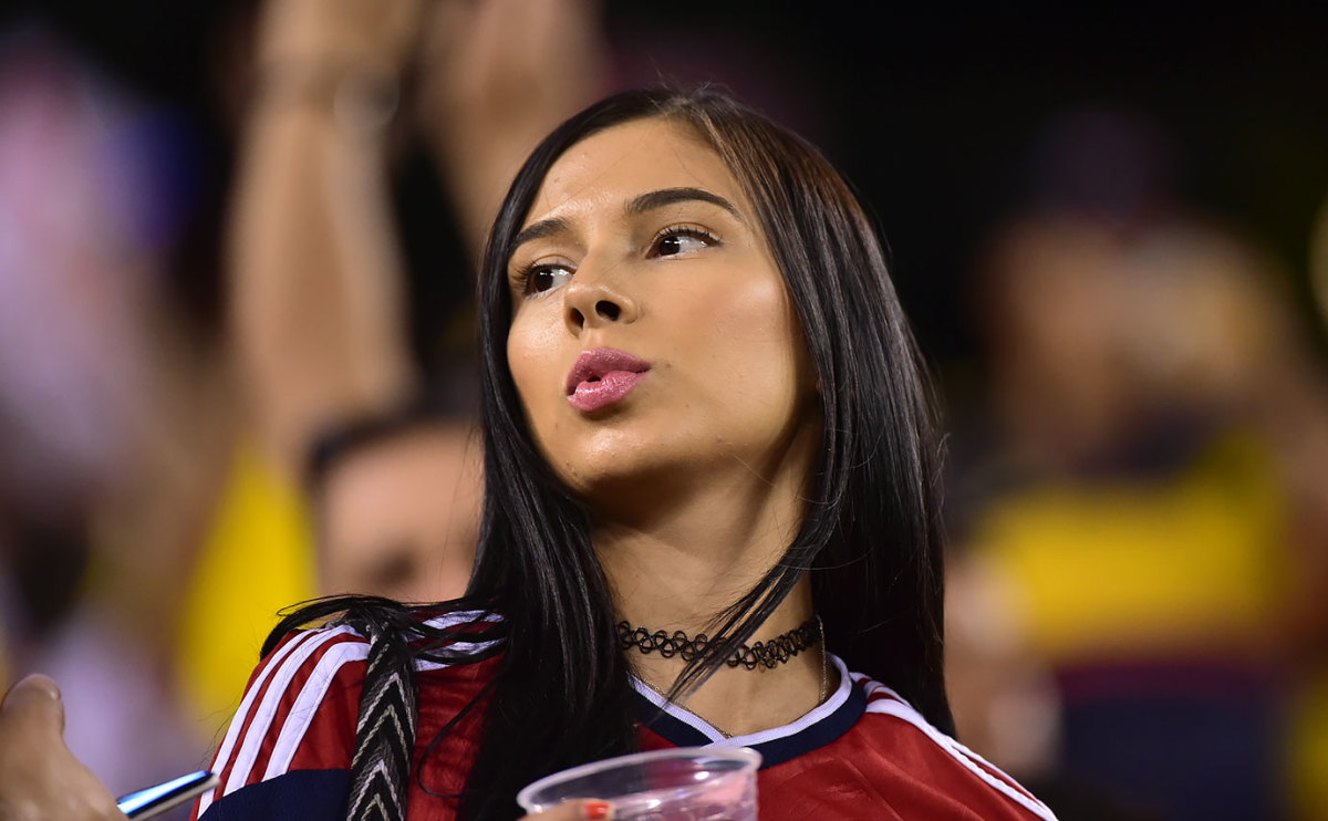 Colombia-female-fan-SI417_tk3_0908.jpg