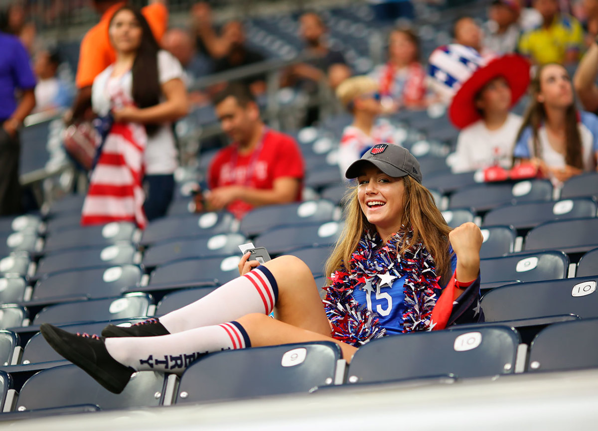 USA-female-fan-GettyImages-542021682_master.jpg