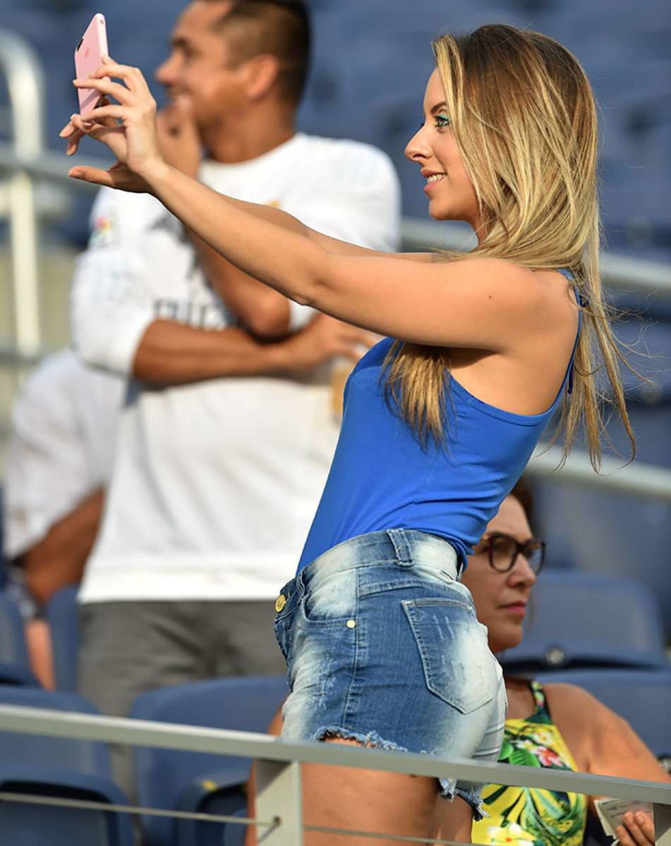 Brazil-female-fan-GettyImages-538843358_master.jpg