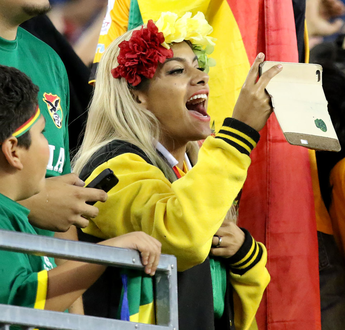 Bolivia-female-fan-DEF1606100022_CHILE_V_BOLIVIA.jpg