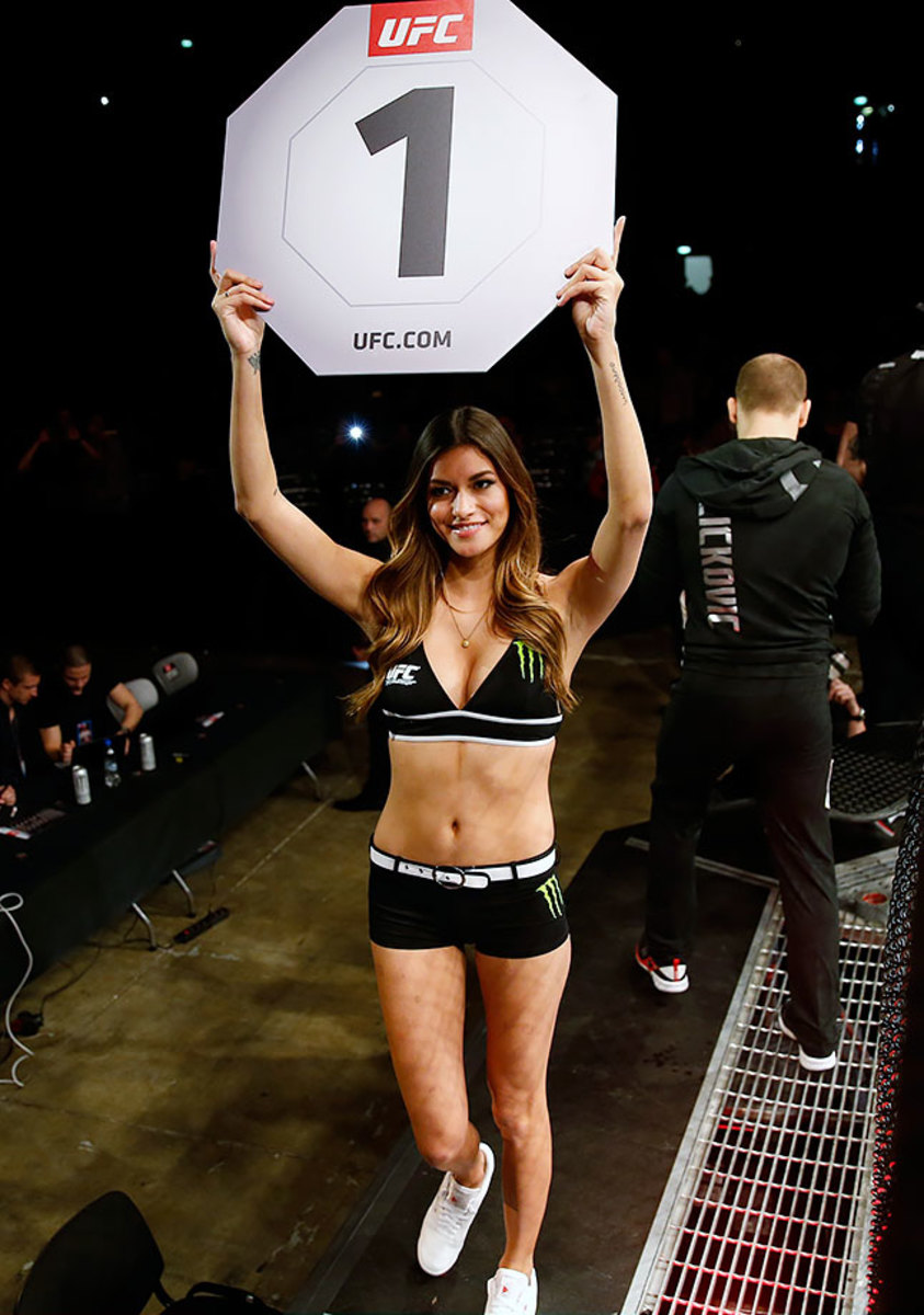 2016-UFC-Octagon-Girl-Vanessa-Hanson-520243862.jpg