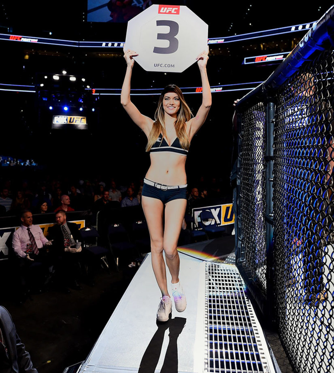 2016-UFC-Octagon-Girl-Vanessa-Hanson-521593818.jpg