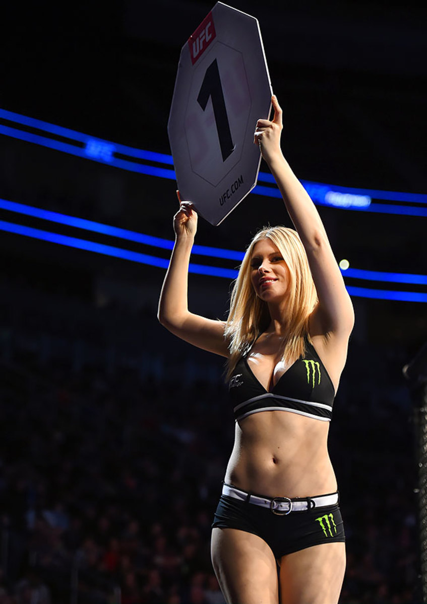 2016-UFC-Octagon-Girl-Chrissy-Blair-511628128.jpg