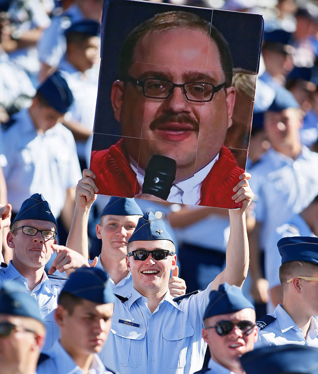 Air-Force-Falcons-cadet-fan-CBP161022034_Hawaii_at_Air_Force.jpg