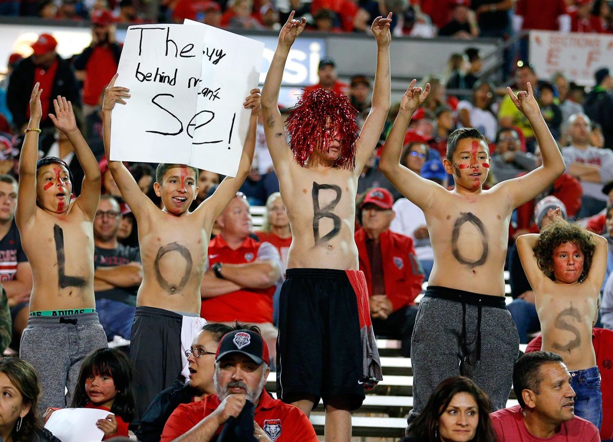 New-Mexico-Lobos-fans-AP_16297169921241.jpg