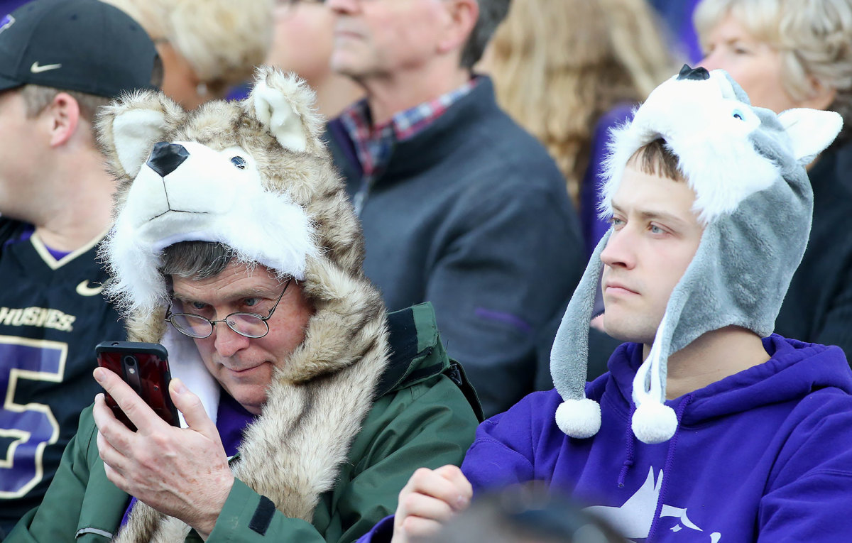 Washington-Huskies-fans-56010222016038_Oregon_State_at_Washing.jpg