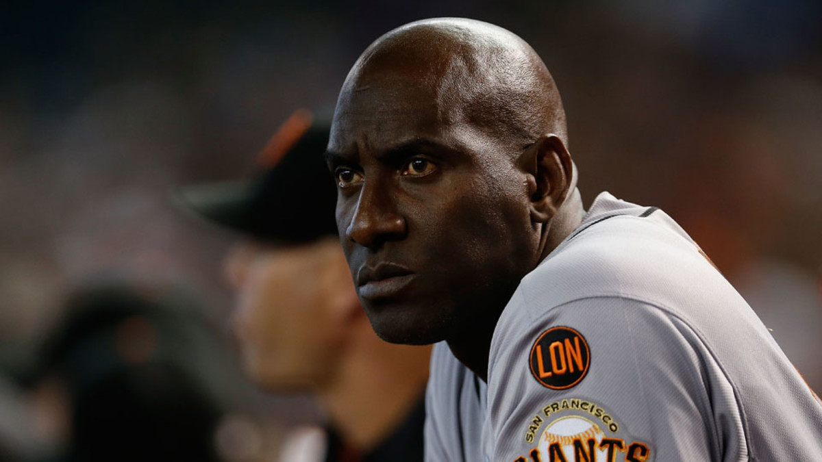 Giants first base coach Roberto Kelly hit in head by ball during batting  practice - Sports Illustrated