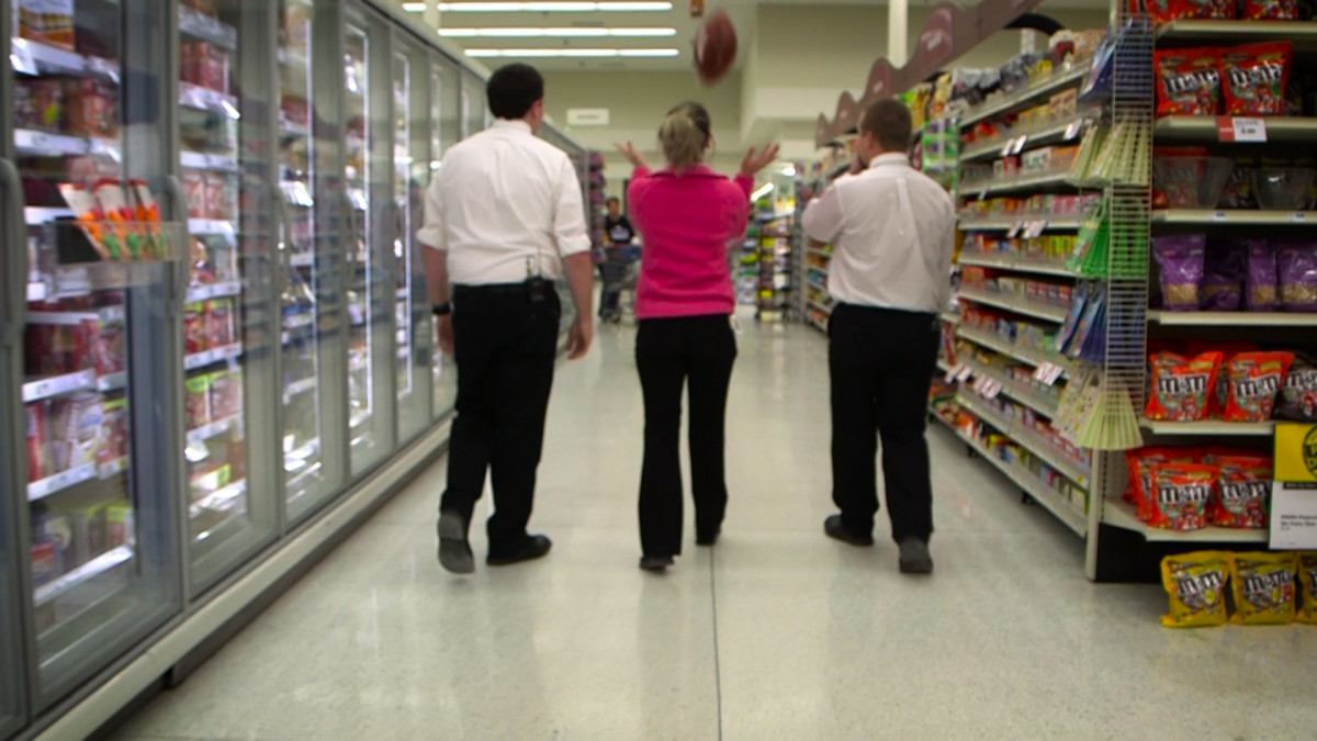 Crowd gathers inside Cedar Falls Hy-Vee as Peyton Manning, Kurt