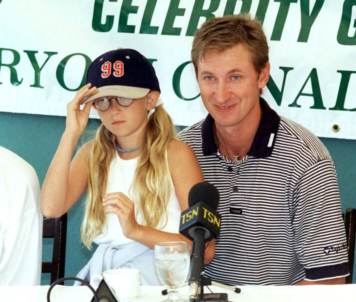 1999-0720-Wayne-Gretzky-daughter-Paulina.jpg