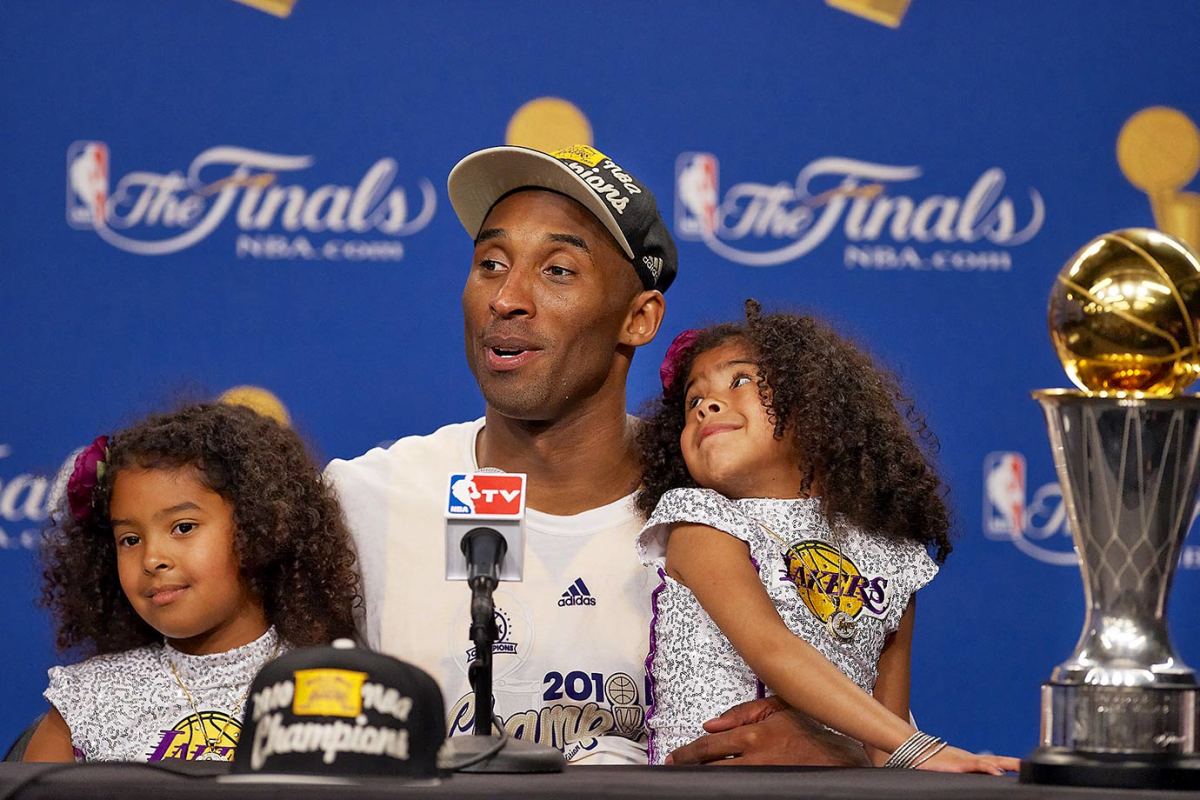 2010-0617-Kobe-Bryant-daughters-Natalia-Gianna-opsq-77397.jpg