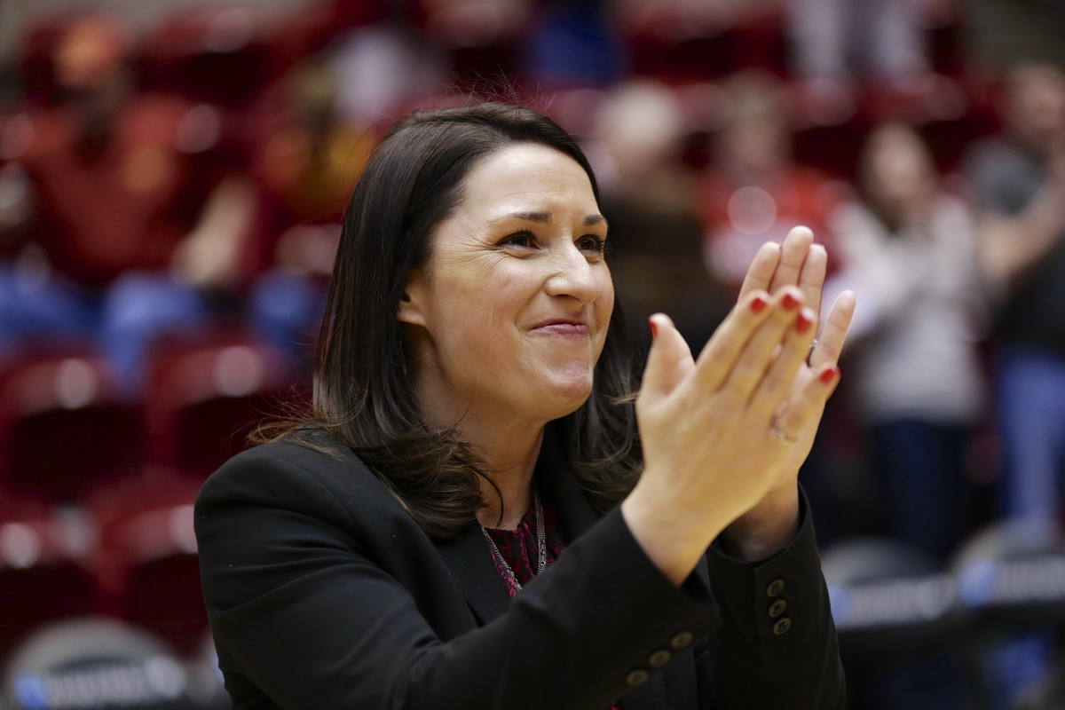 South Dakota's Amy Williams is new women's coach at Nebraska - Sports