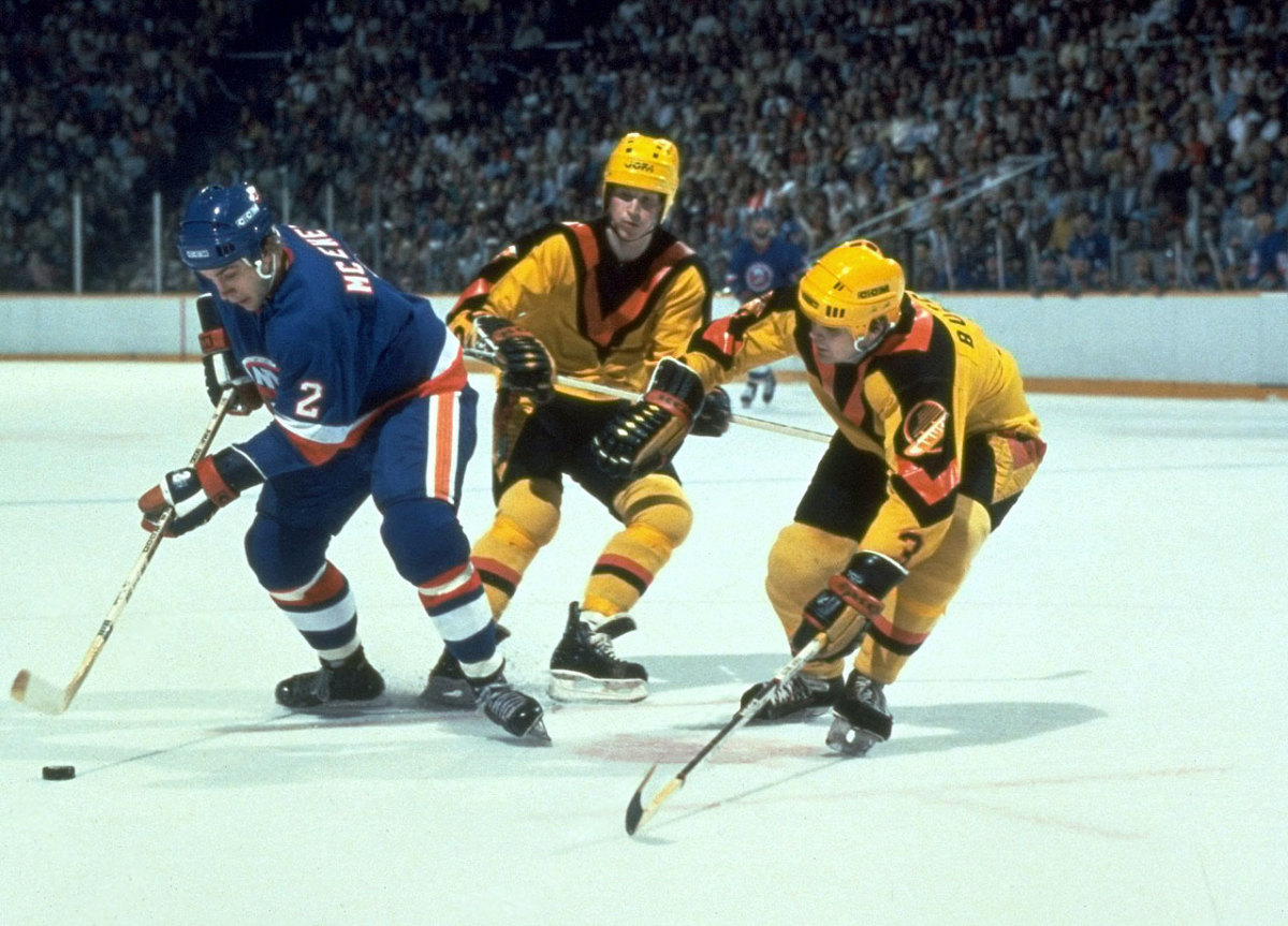 Vancouver-Canucks-uniform-1982-Garth-Butcher.jpg