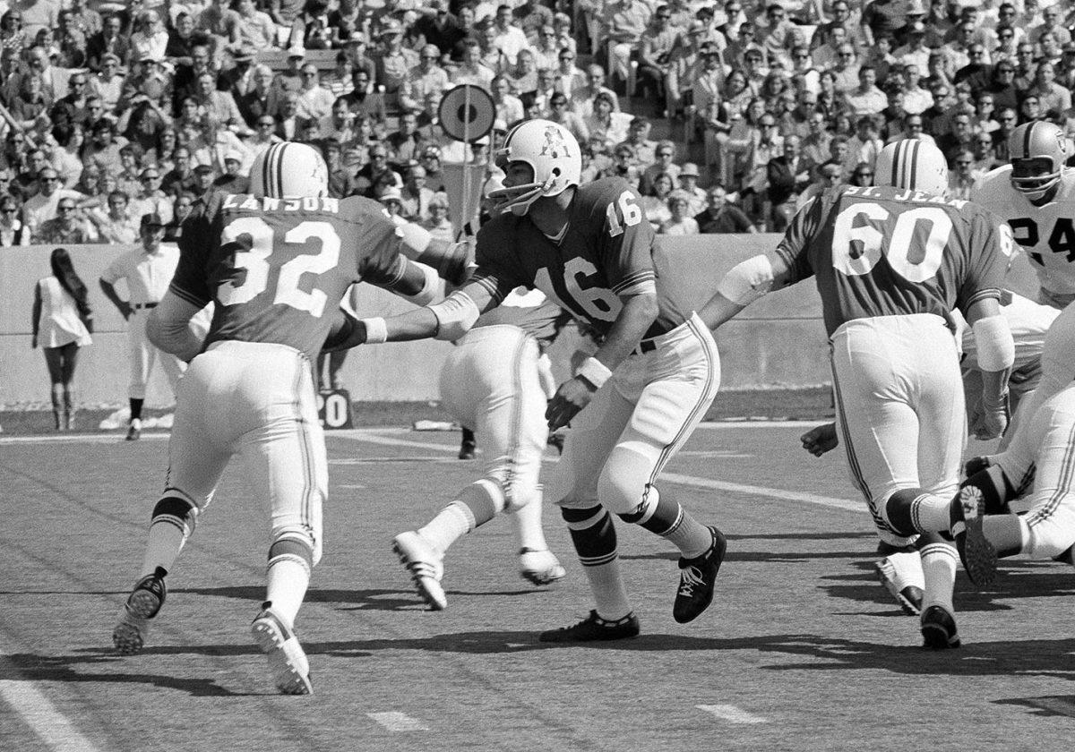 Jim Plunkett, first Latino NFL player drafted No. 1, wins opener