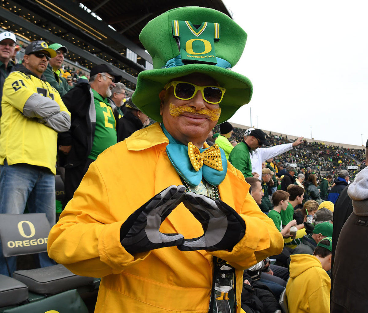 Oregon-Ducks-fan-GettyImages-622863948_master.jpg