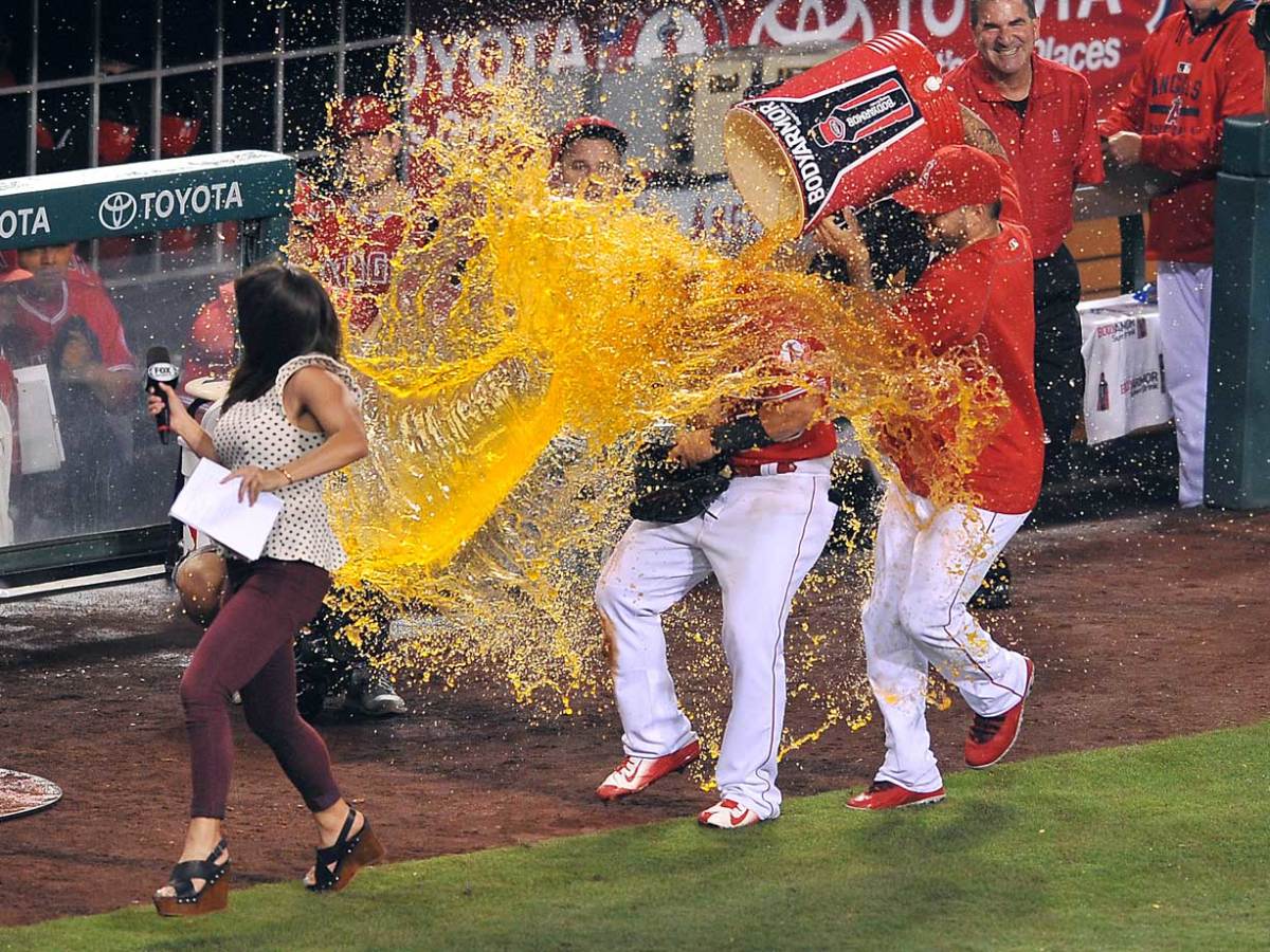 2015-0718-Kole-Calhoun-doused-by-Hector-Santiago.jpg