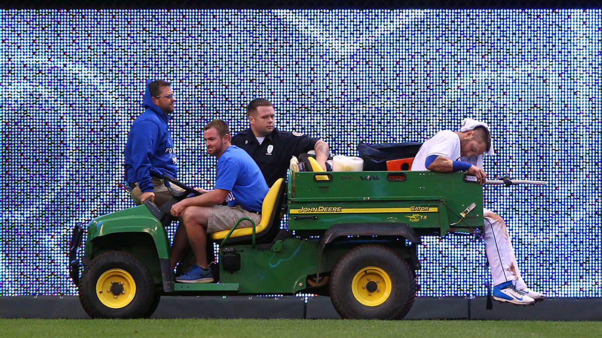 Alex Gordon carted off field with severe-looking groin strain - NBC Sports